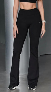 black activewear matching set high waist waisted rise flare leggings contrast trim round neck minimal stretchy pilates yoga tennis golf strength training everyday soft freedom light support gym clothes athleisure workout inala quito ecuador slow fashion international global handmade sustainable