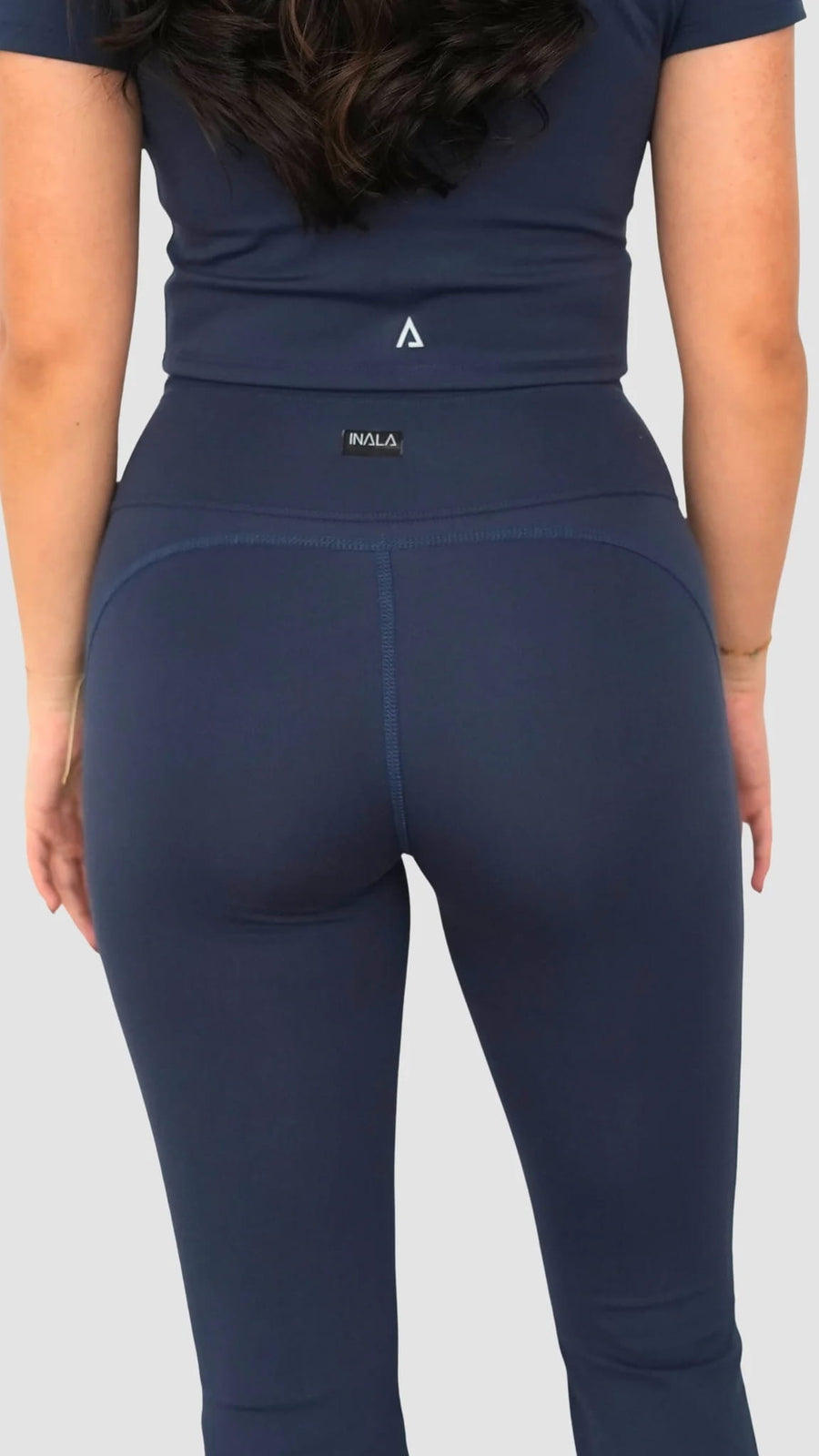 navy blue activewear matching set high waist waisted rise flare leggings contrast trim round neck minimal stretchy pilates yoga tennis golf strength training everyday soft freedom light support gym clothes athleisure workout inala quito ecuador slow fashion international global handmade sustainable