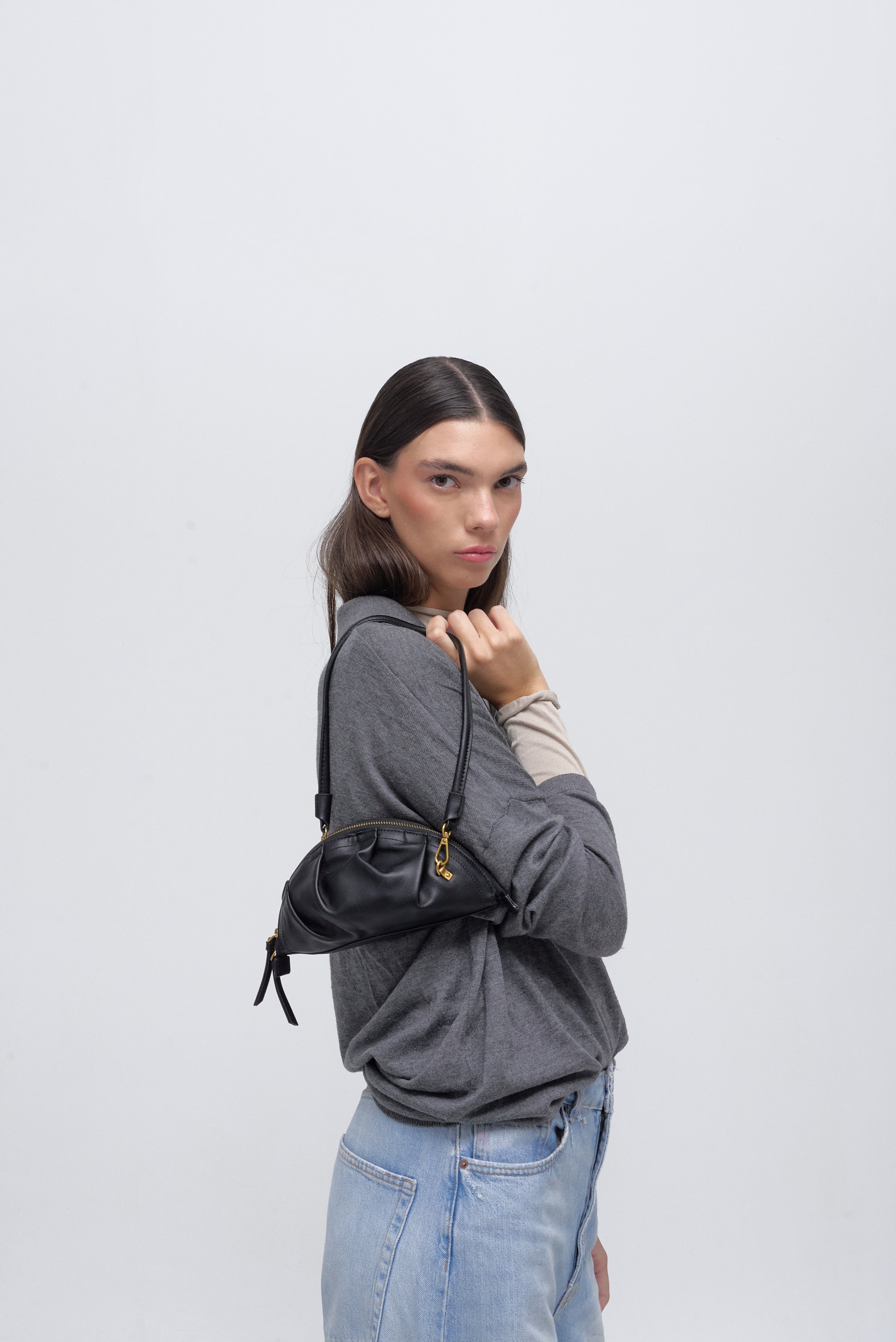 mini gyoza bag black purse handbag crossbody shoulder convertible gold hardware short strap adjustable long strap leather zipper madrid spain international fashion imported independent designer slow fashion brand