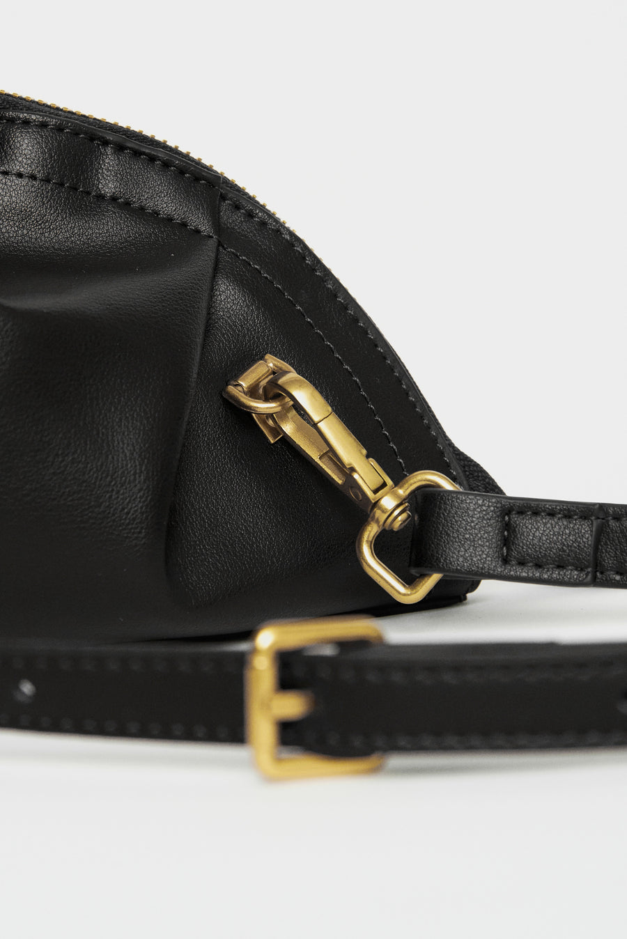 mini gyoza bag black purse handbag crossbody shoulder convertible gold hardware short strap adjustable long strap leather zipper madrid spain international fashion imported independent designer slow fashion brand