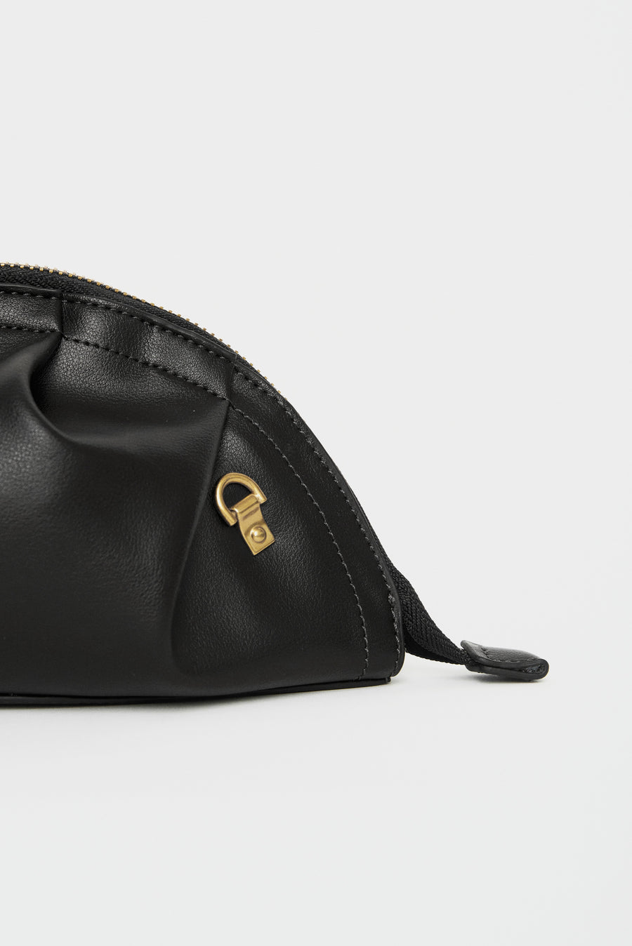 mini gyoza bag black purse handbag crossbody shoulder convertible gold hardware short strap adjustable long strap leather zipper madrid spain international fashion imported independent designer slow fashion brand